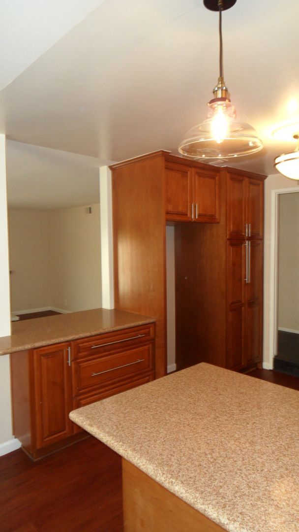 Building Photo - Spacious 6 Bedroom, 3 Bathroom, Single Fam...