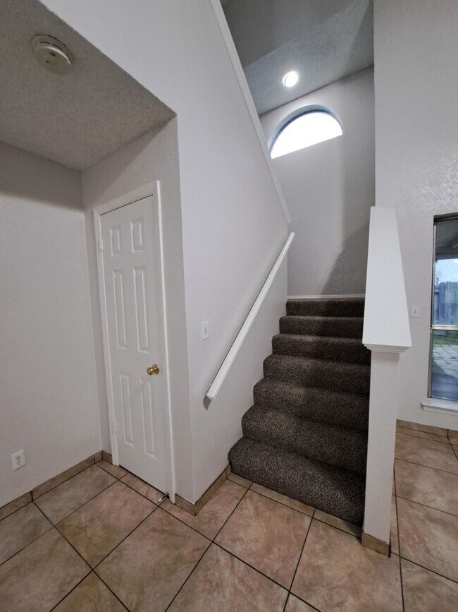 Building Photo - Beautiful 3-Bedroom Fresno Home with Backyard!