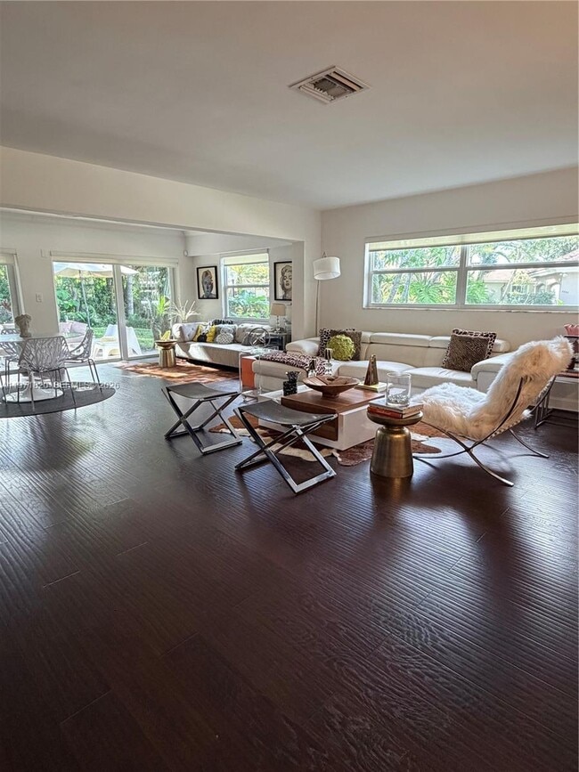 Building Photo - 2857 N Palm Aire Dr