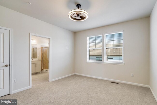 Building Photo - 385 Ensemble Wy