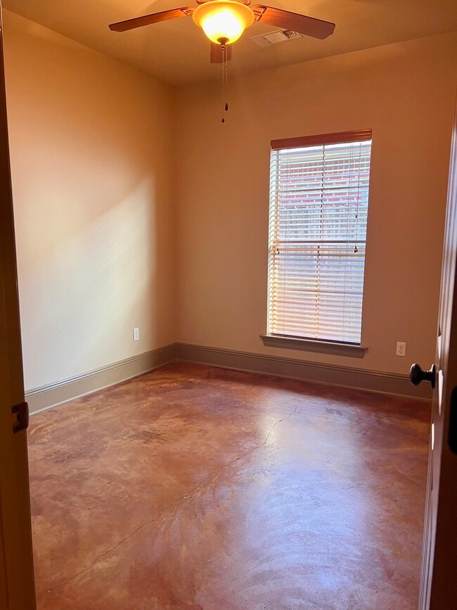 Building Photo - 3266 Northlake Ave