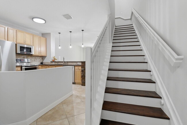 Building Photo - 9902 Lago Dr