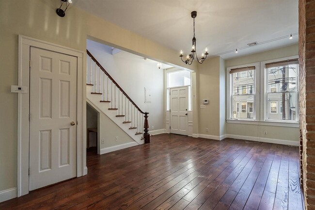 Building Photo - 114A Cottage St