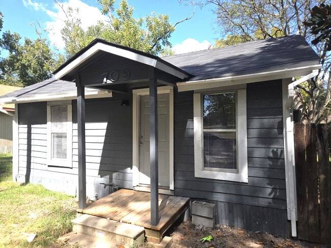 Primary Photo - 1709 Boney St