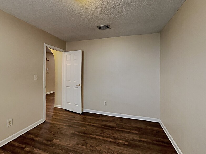 Building Photo - 403 Tina Hely Ct