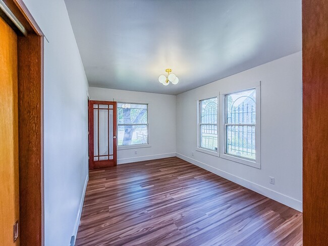 Building Photo - 735 S Main St