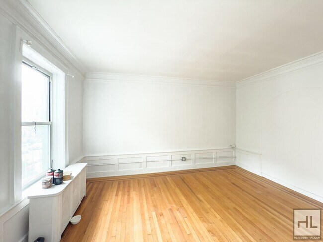 Building Photo - Beautifully Renovated 3-Bedroom with Priva...