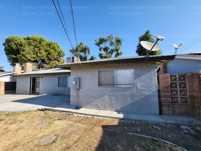 Building Photo - 3 bedroom/ 2 bathroom home located near th...