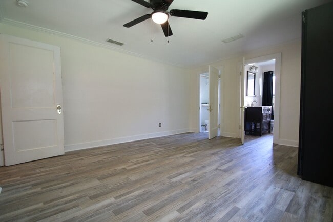Building Photo - (("Wake Up in a Home YOU Love")) 2/2 STUNNING House Close to Exciting Downtown Fort Worth! An ABS...