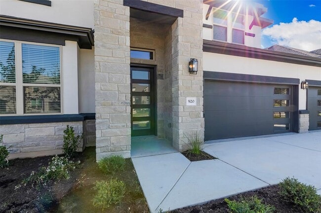 Building Photo - 920 Old Gdn Rd