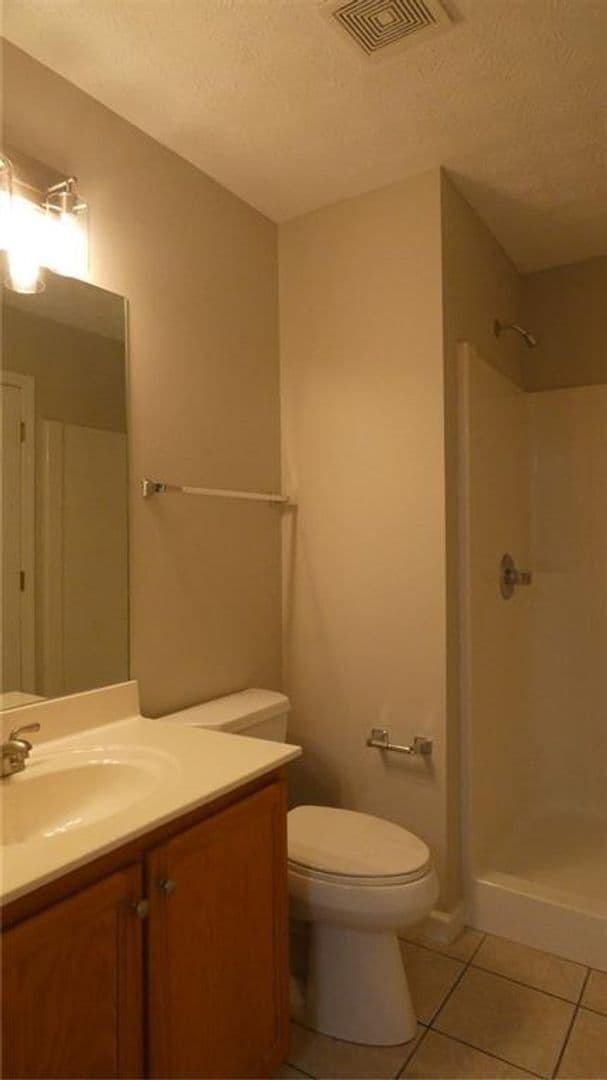Building Photo - 2 bed/2 bath end unit in Gainesville