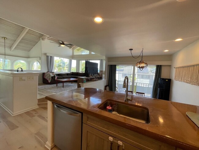 Building Photo - Two Bedroom + Loft/Two Bathroom Napili Tow...