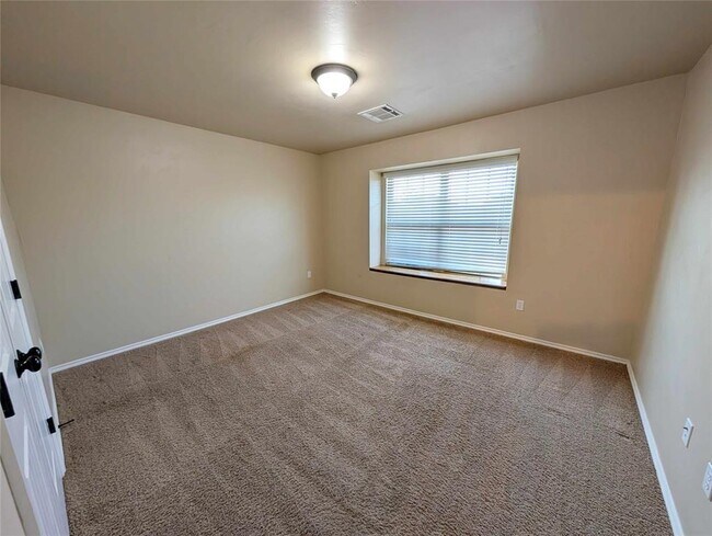 Building Photo - 621 Apple Tree Ln