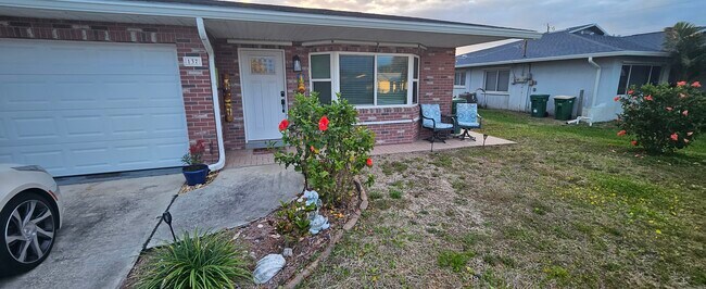 Building Photo - 137 Magnolia St