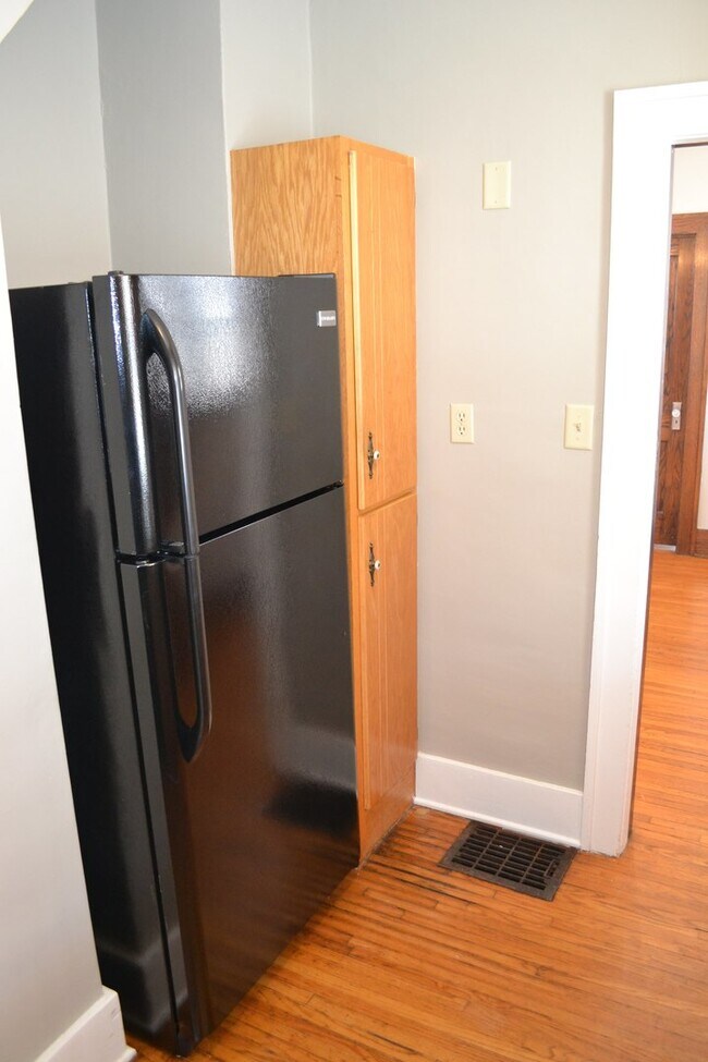 Building Photo - One block from USF! Huge home with 4 bedrooms! Fenced in yard