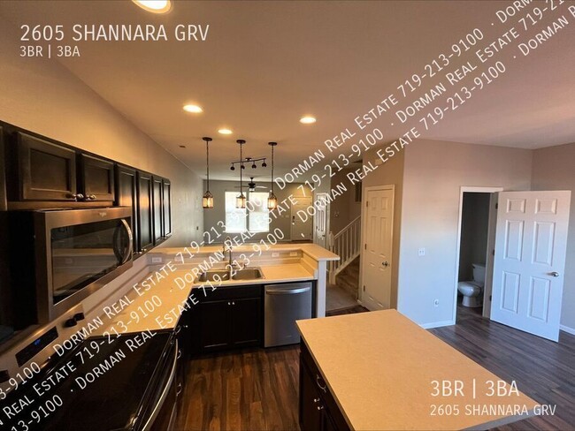 Building Photo - 3 Bed/2.5 Bath Townhome Located in the Col...