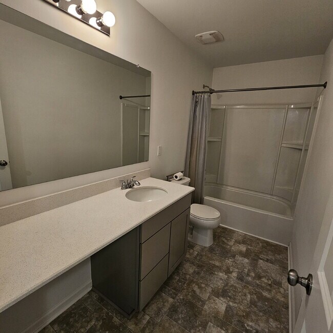 Building Photo - 4 bedroom, 3 full bathrooms, 2 car garage ...