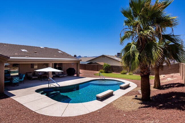 Building Photo - 3161 Newport Dr