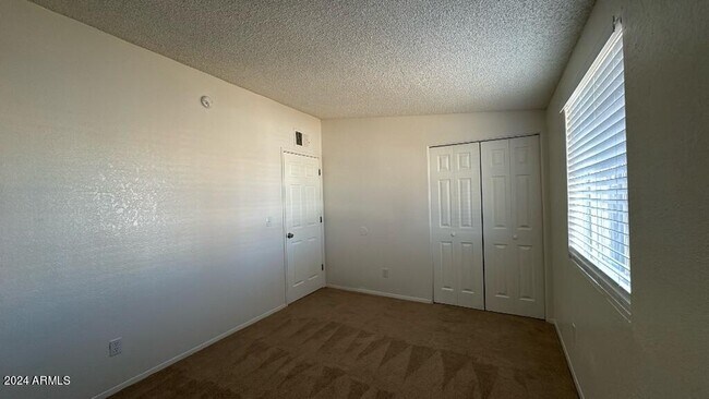 Building Photo - 3850 Blackbird Dr