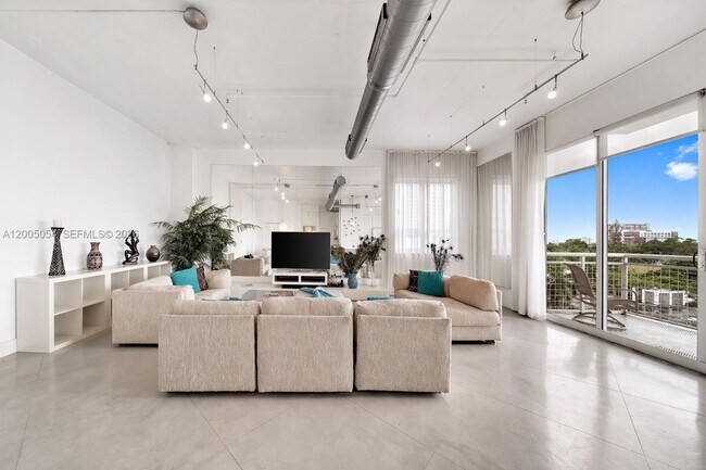 Building Photo - 2001 Biscayne Blvd