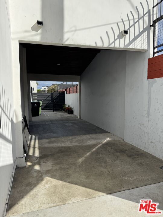 Building Photo - 1009 Palms Blvd