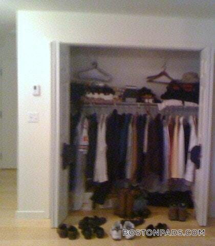 Building Photo - 461 Park Dr