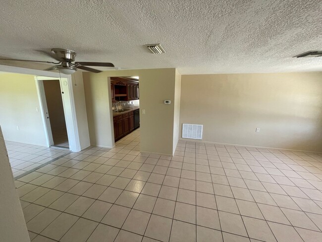 Building Photo - Cozy 3-Bedroom Home on a Corner Lot in Hol...