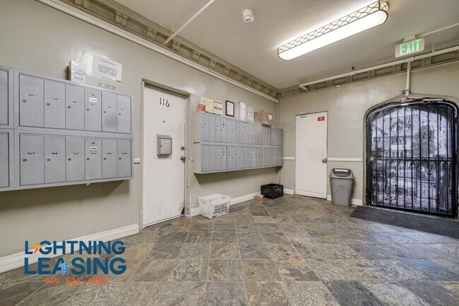 Building Photo - Spacious and Stylish Studio in Prime Arlin...