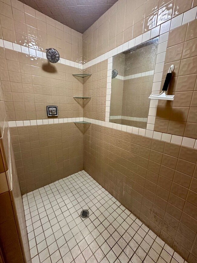 Building Photo - ALL UTILITIES INCLUDED! Spacious 1 Bed, 1 Bath Unit