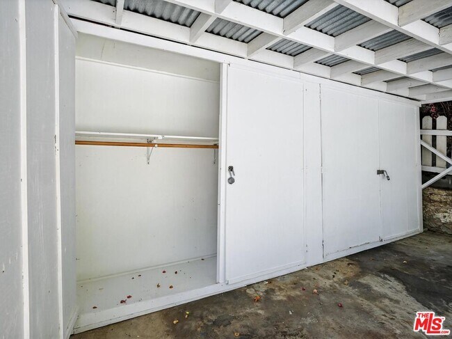 Building Photo - 2565 Glen Green St
