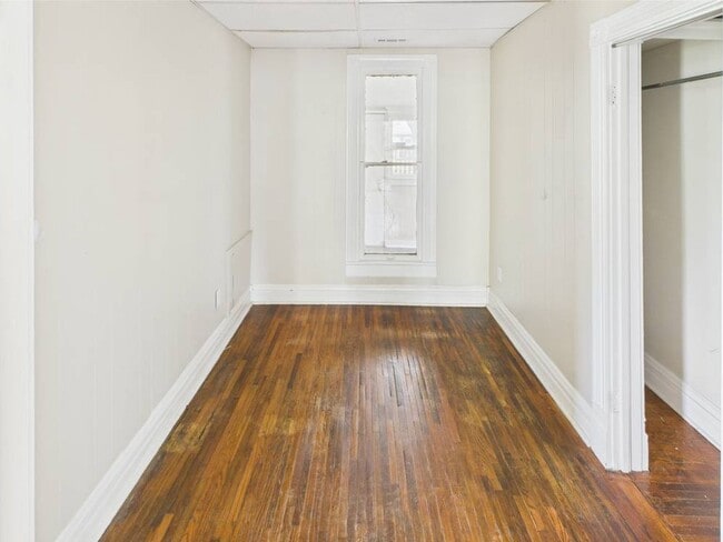 Building Photo - 503 Maple St