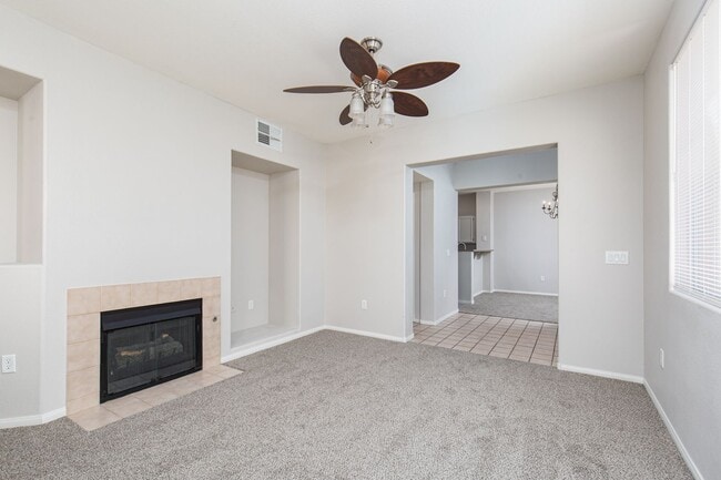 Building Photo - NW townhome with 2 car garage in gated community.