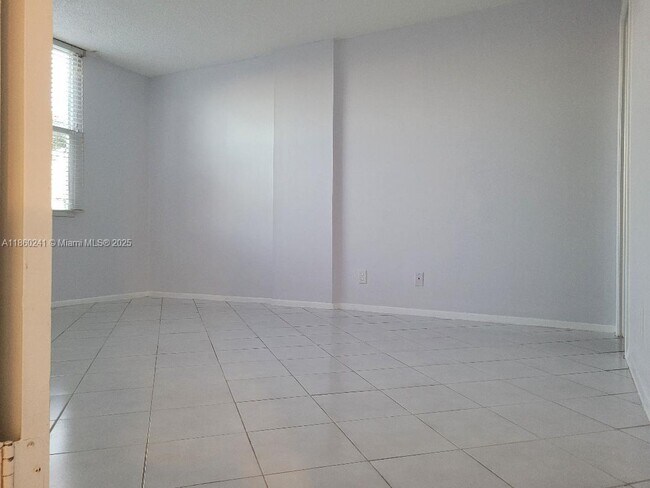 Building Photo - 120 Royal Pk Dr