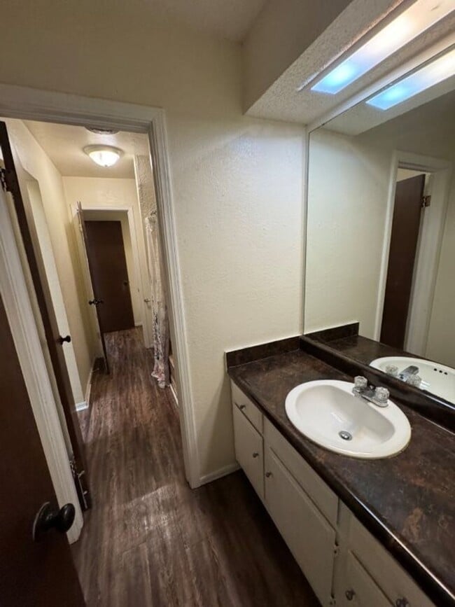 Building Photo - 2 bed 1 1/2 bath condo off NW 23rd! Putnam...