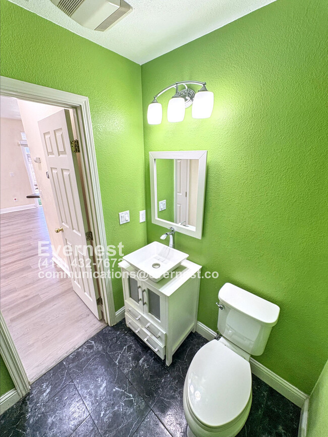 Building Photo - Gorgeous 3-Bedroom Home in a Prime Locatio...