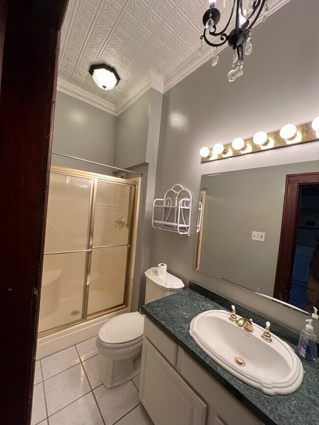 Main bathroom - 506 W Sheridan Ave
