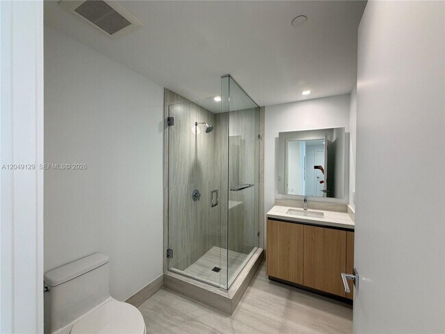 Building Photo - 2411 Laguna Cir