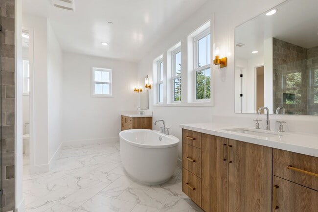 Building Photo - Amazing San Carlos Home