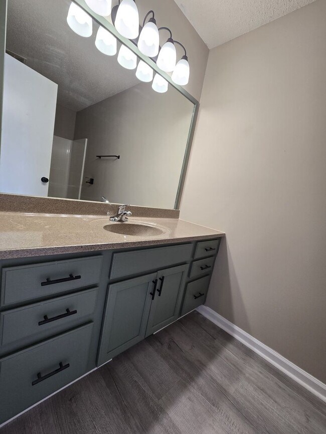 Building Photo - 3 Bedroom 2 Bathroom Home