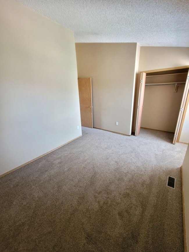 Building Photo - Great Townhome in a Gated Community