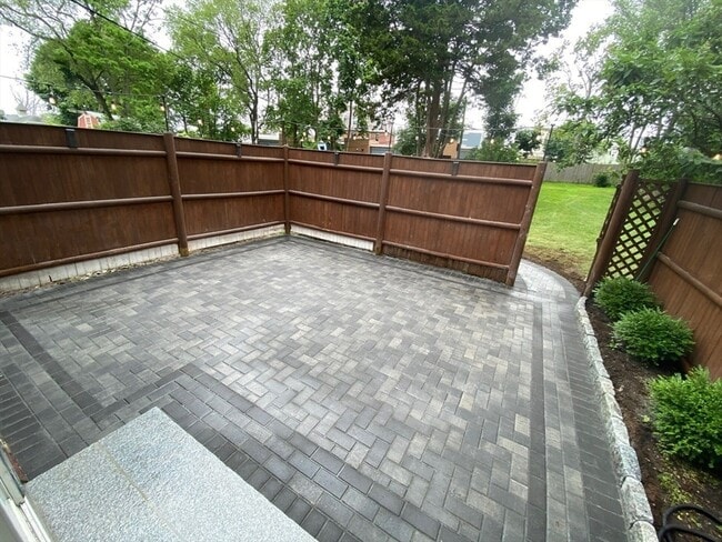 Building Photo - 26 Mather St