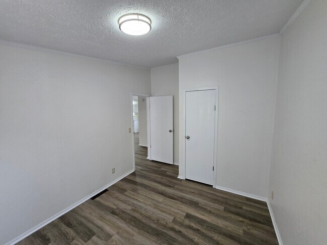 Building Photo - 916 W 65th St S