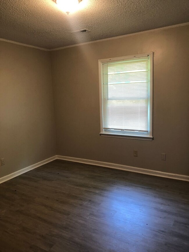 Building Photo - MOVE-IN READY!