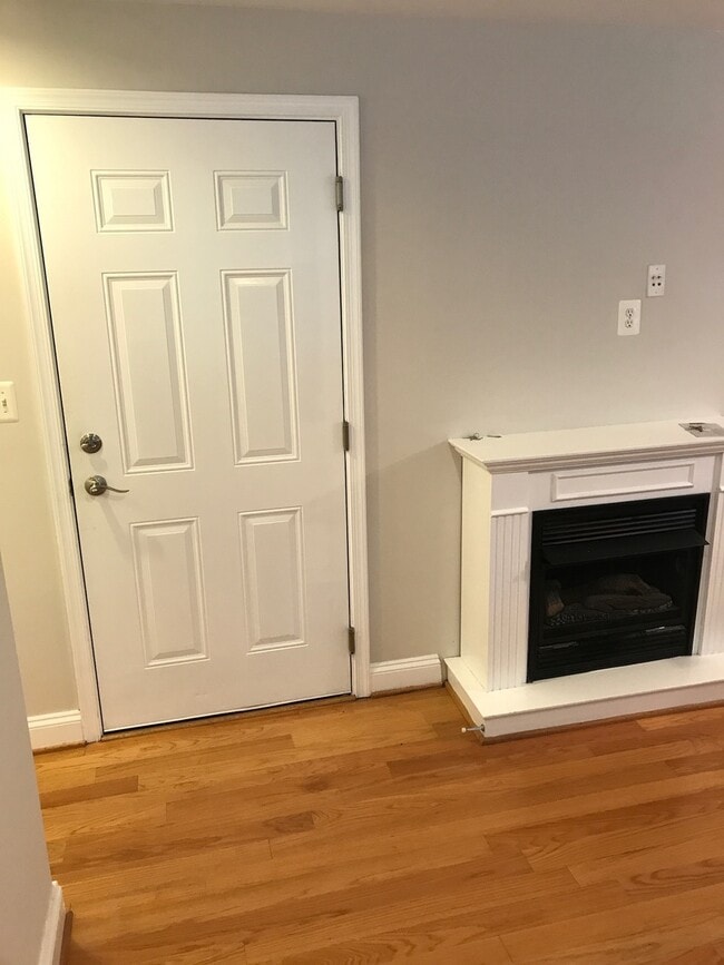 Building Photo - Great Opportunity In H St