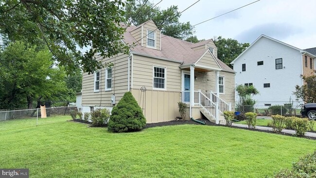Building Photo - 4012 Woodland Dr