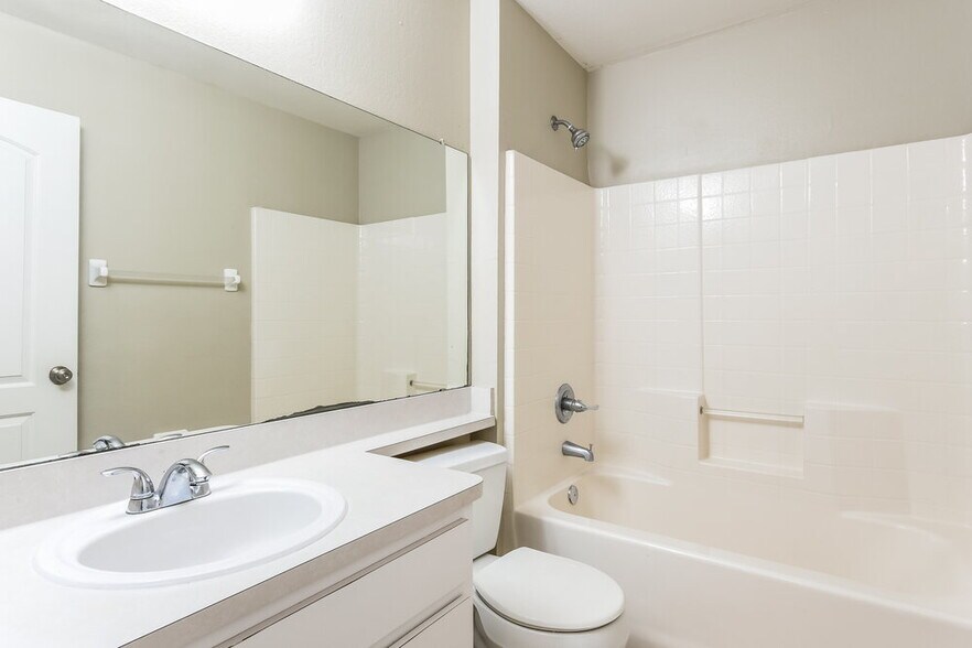 Building Photo - 5009 Quercus Loop