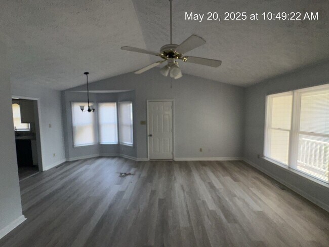 Building Photo - 1222 Skyline Dr