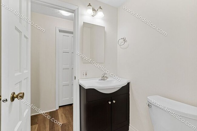 Building Photo - Updated, Spacious 2 Bedroom, Pet Friendly ...