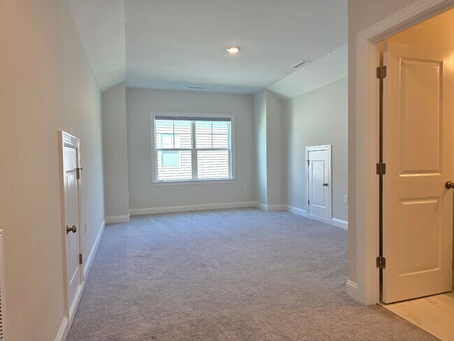 Building Photo - 4 spacious bedrooms and 3 full bathrooms along with guest suite. 1st floor primary and secondary ...