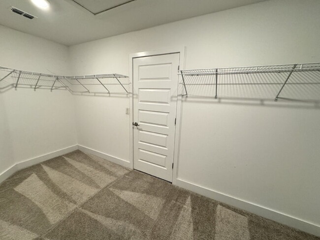 Building Photo - "Spacious 4-Bed Home with Granite Countert...